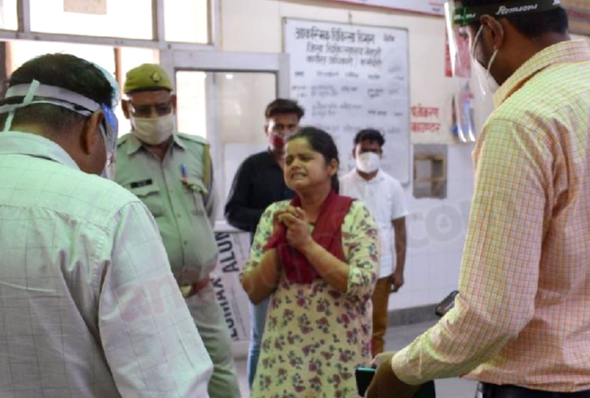wife crying in front of officers for providing oxygen and beds to ill husband at district hospital mainpuri