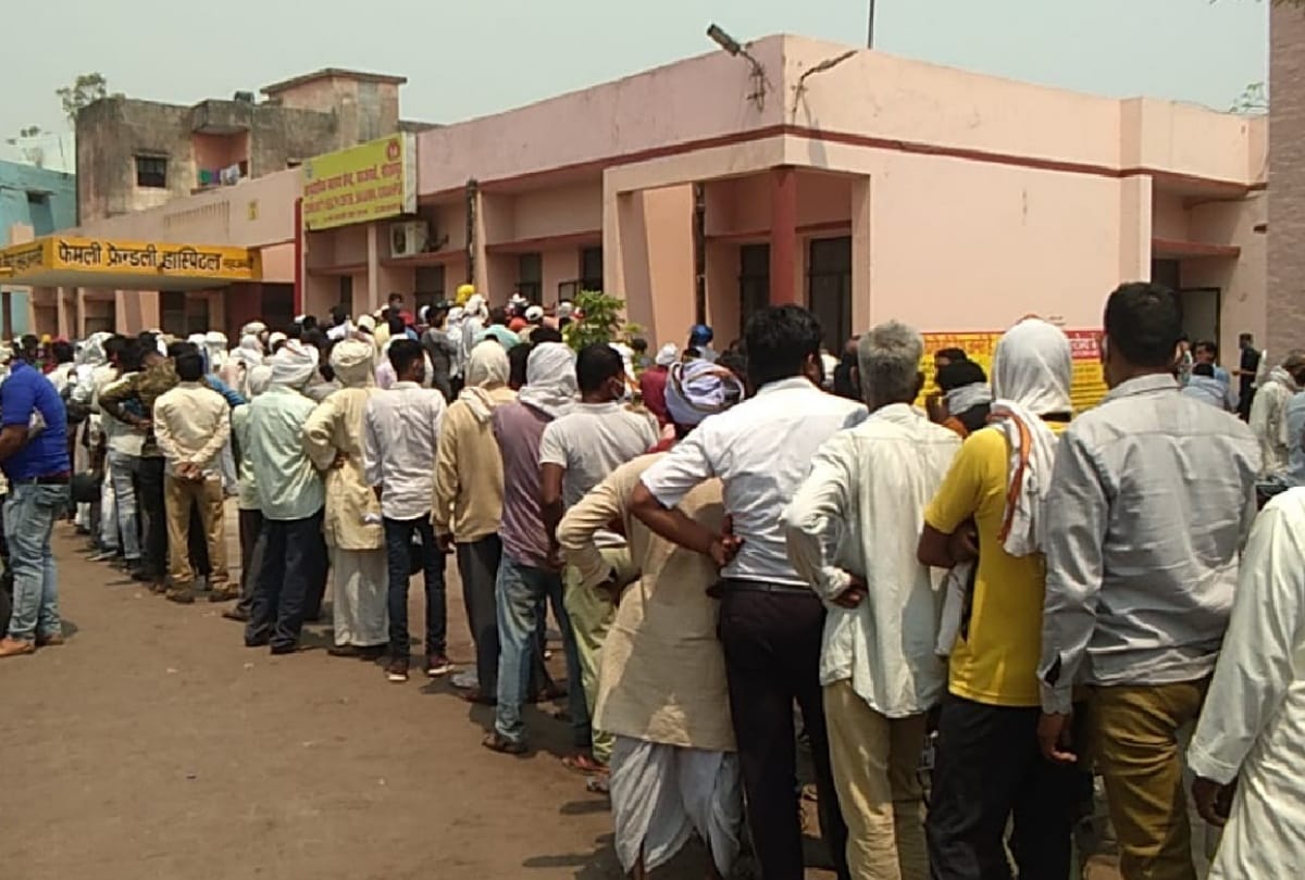heavy crowd gathering in health centers for Covid Test due to Panchayat election