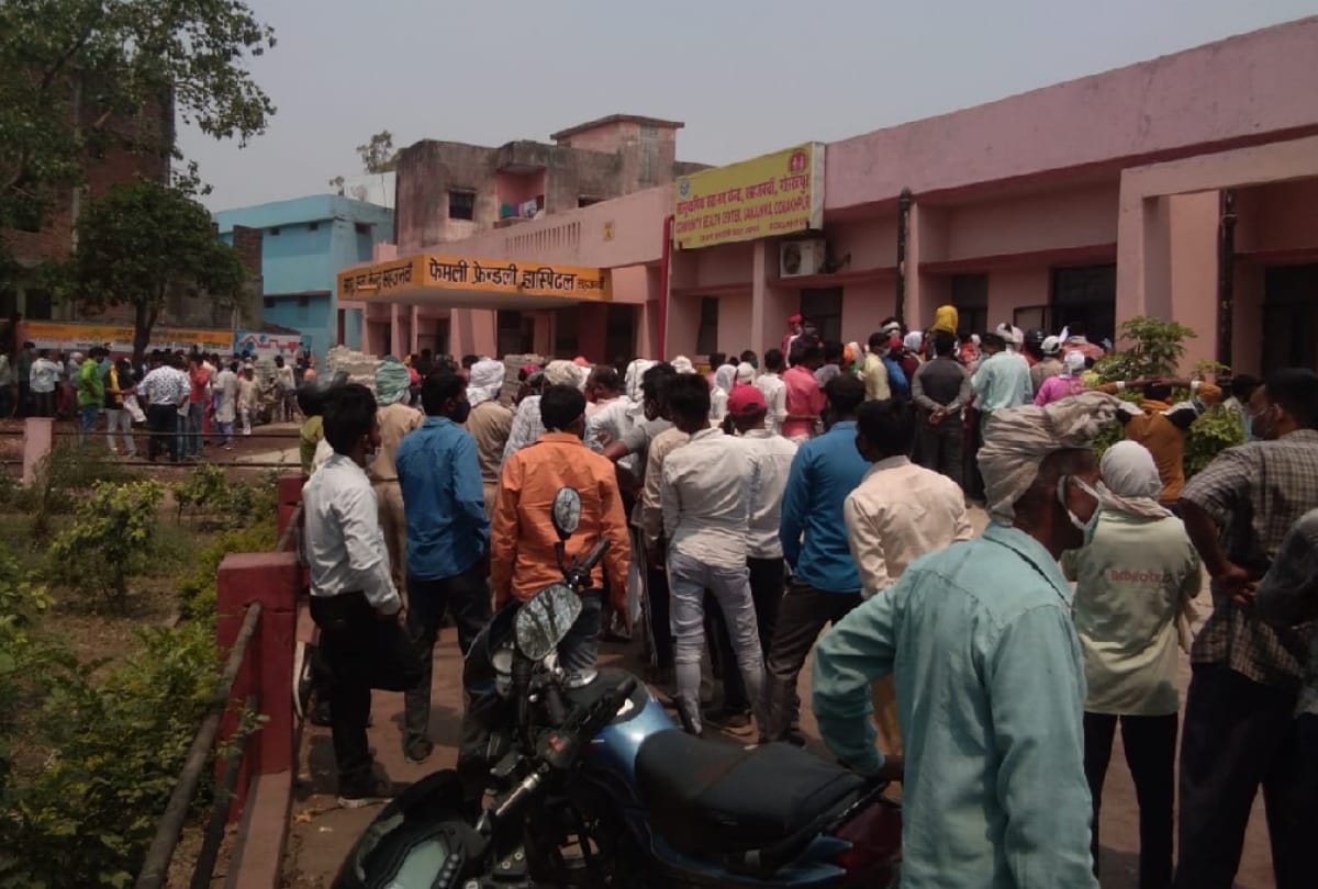 heavy crowd gathering in health centers for Covid Test due to Panchayat election