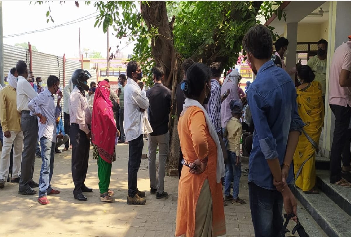 heavy crowd gathering in health centers for Covid Test due to Panchayat election