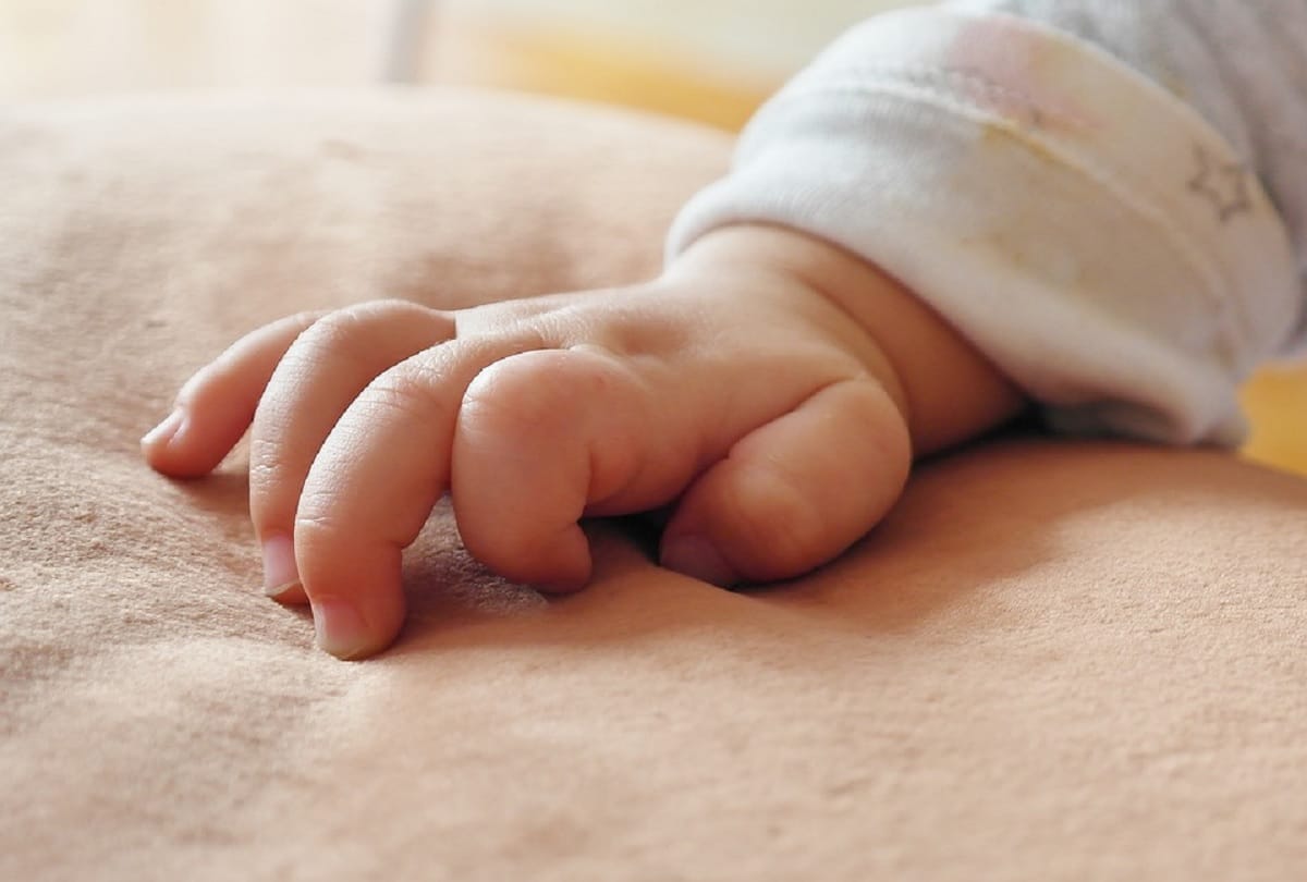 West singhbhum father sold 28 days old daughter for 30 thousand rupees for middle man for wine party