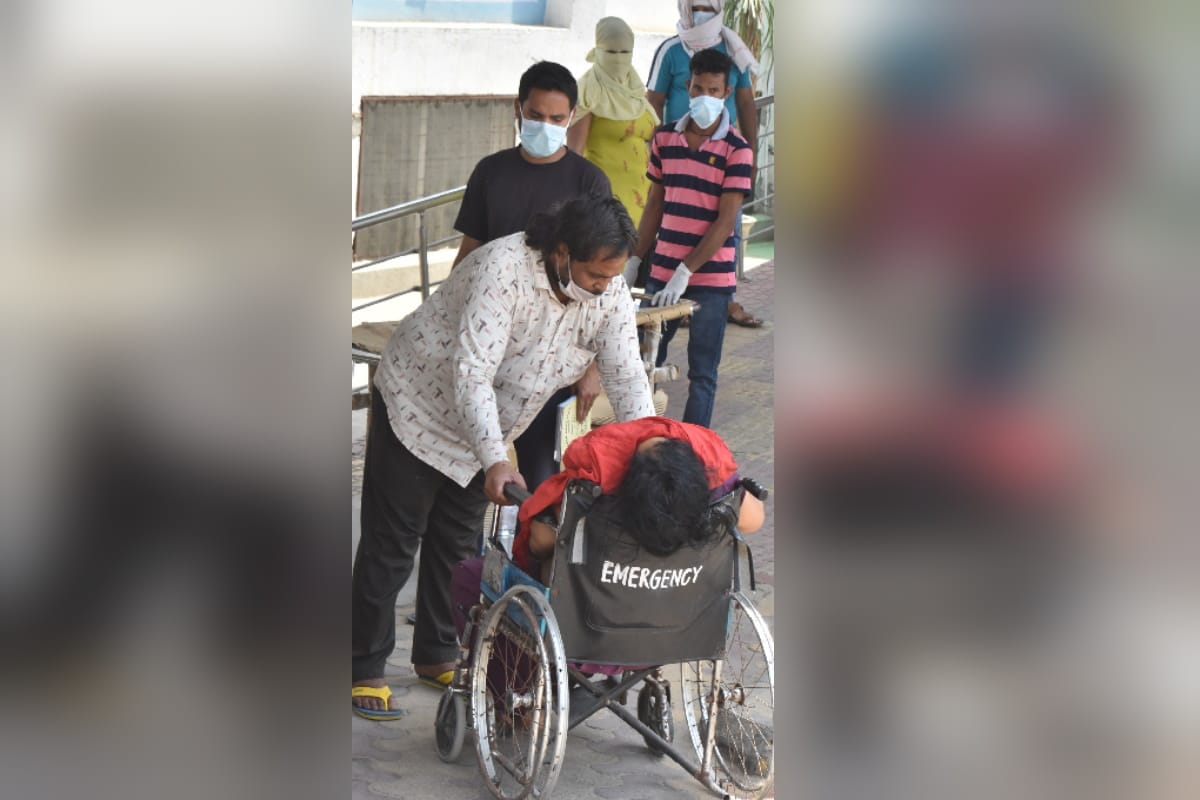 Meerut Medical College: patients suffering on emergency floor and stretcher