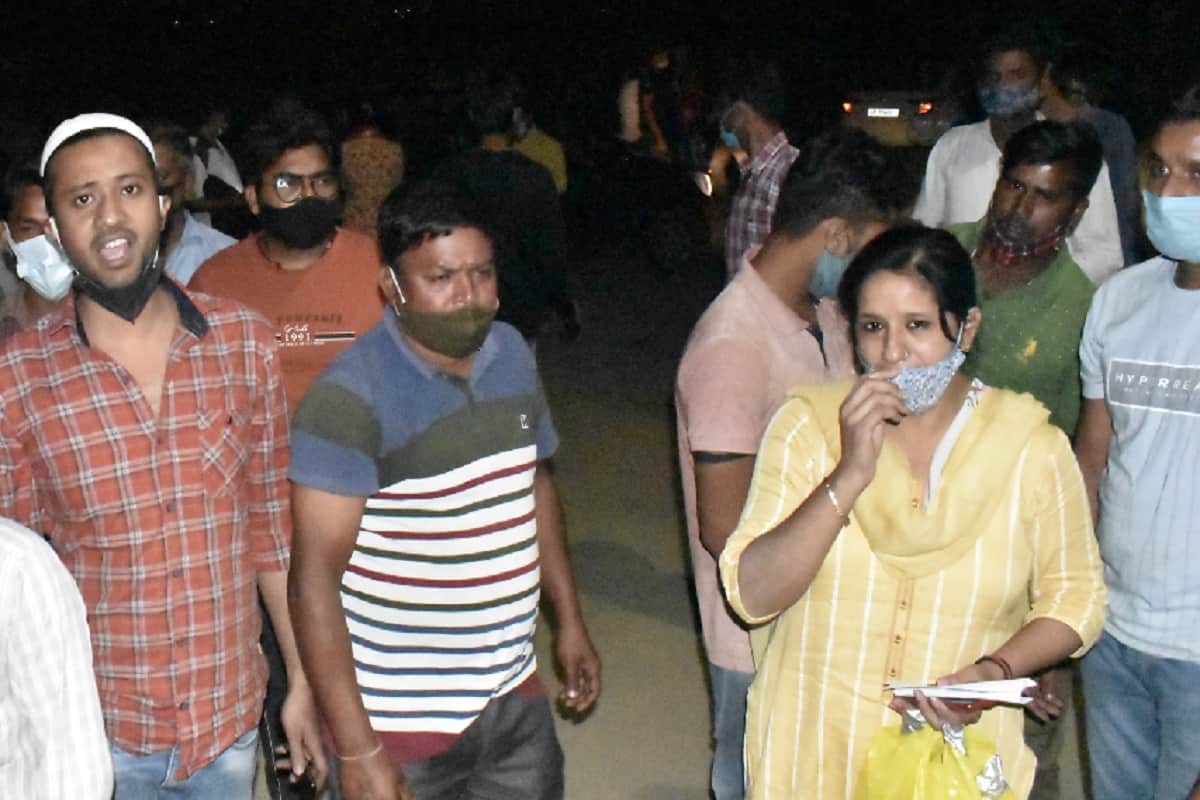 The oxygen plant at Bijauli in Meerut is crowded with family members and see photos
