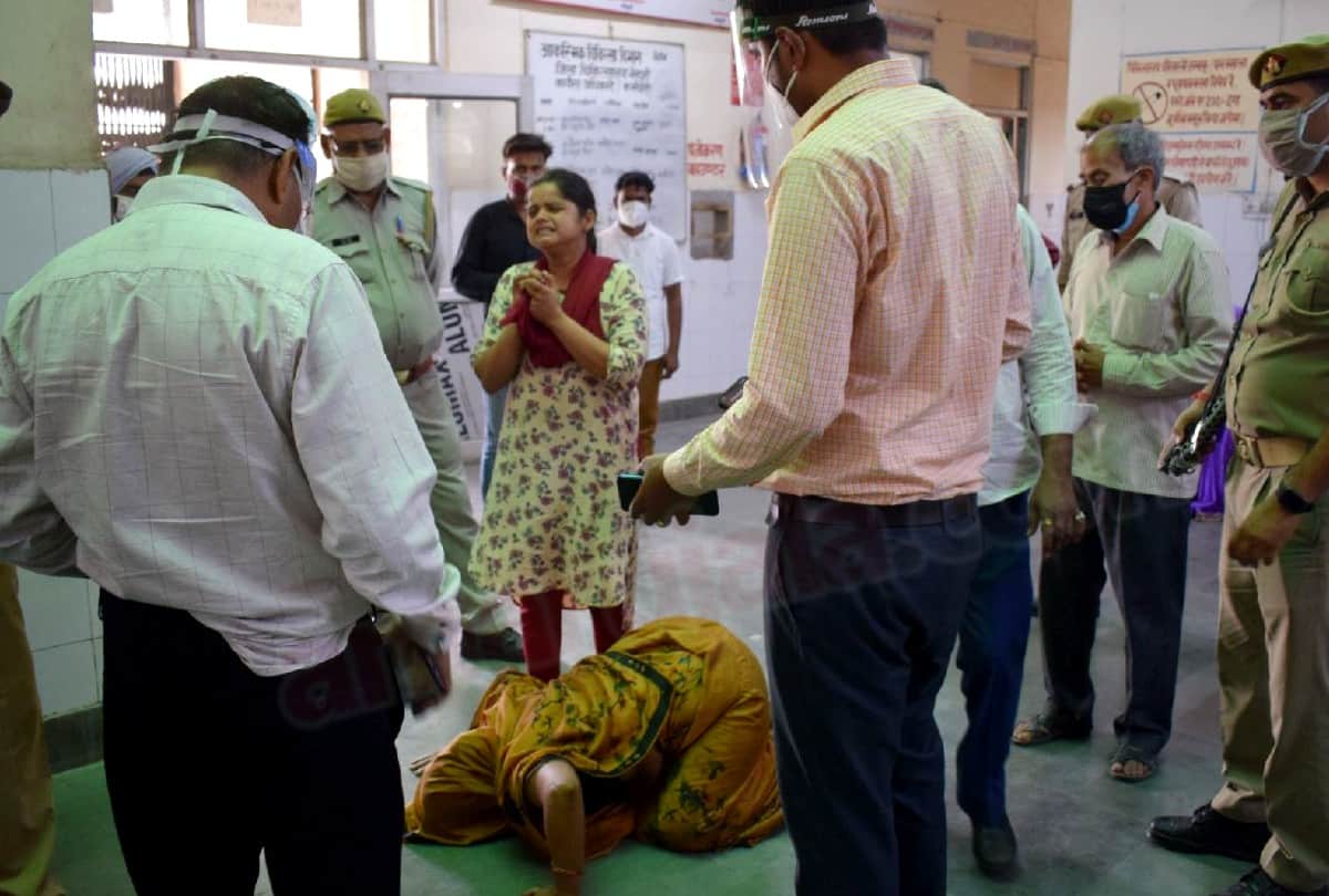 wife crying in front of officers for providing oxygen and beds to ill husband at district hospital mainpuri