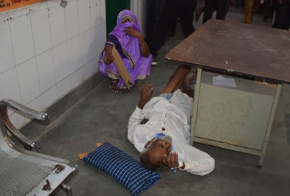 wife crying in front of officers for providing oxygen and beds to ill husband at district hospital mainpuri