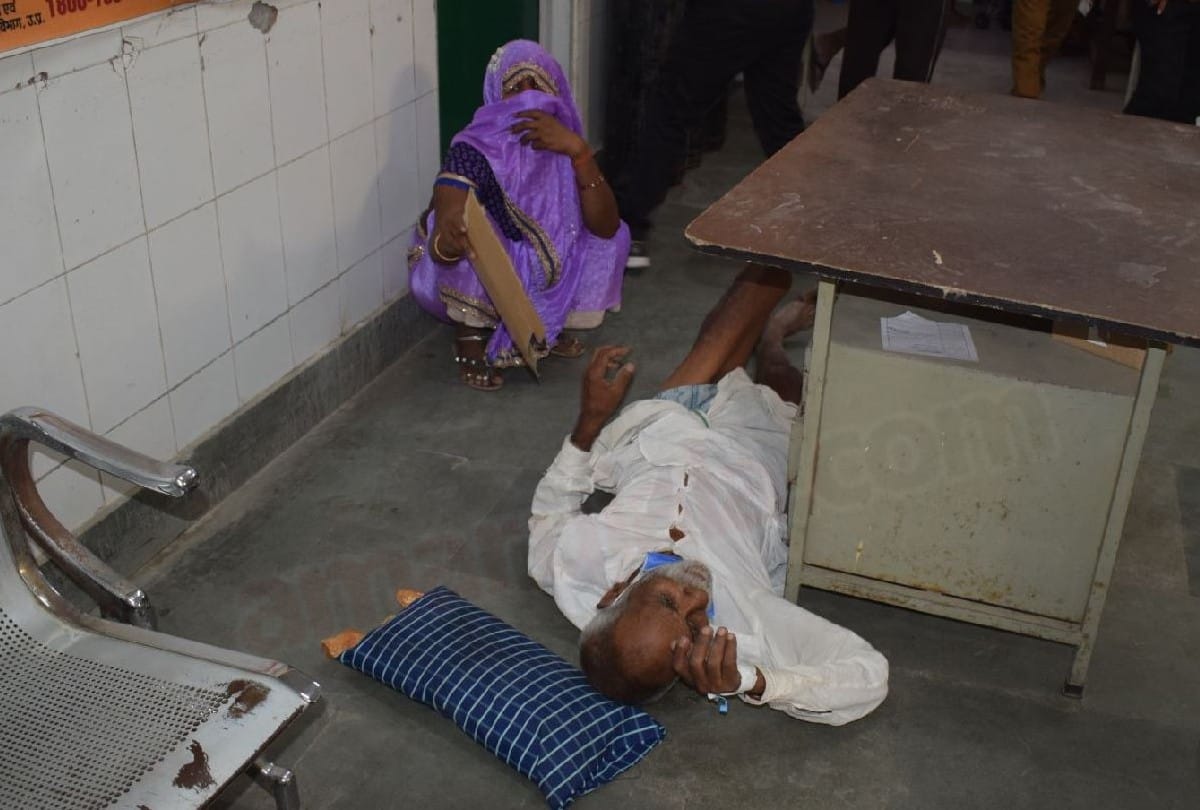 wife crying in front of officers for providing oxygen and beds to ill husband at district hospital mainpuri