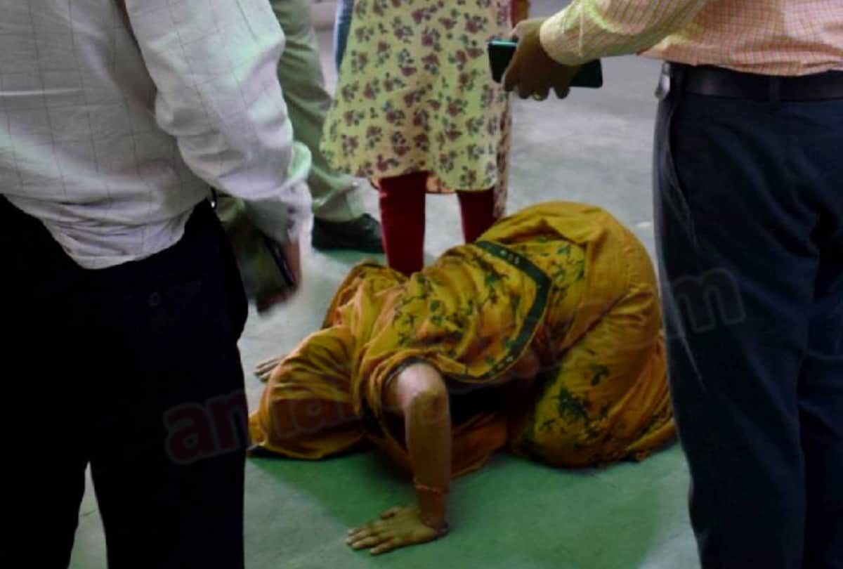 wife crying in front of officers for providing oxygen and beds to ill husband at district hospital mainpuri