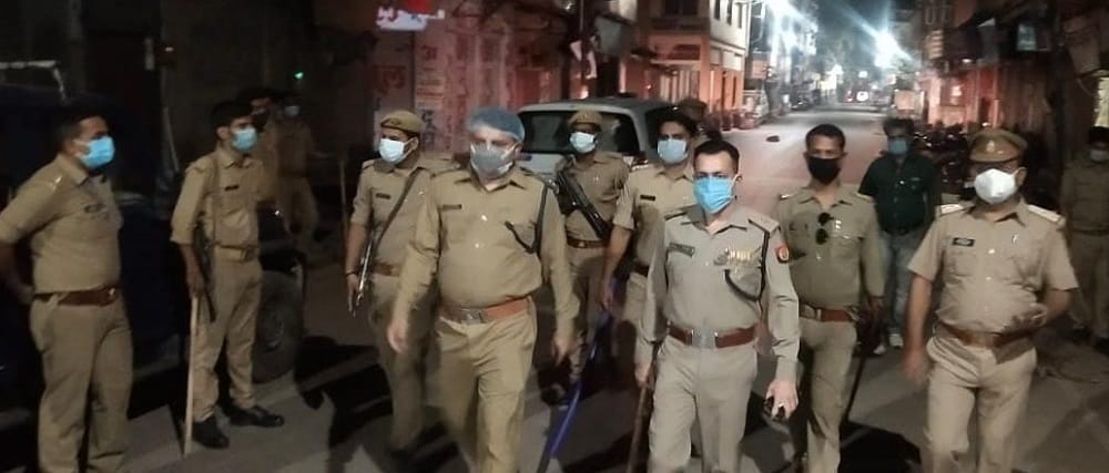 Soldiers went to close shops and misbehaved with the inspector in varanasi