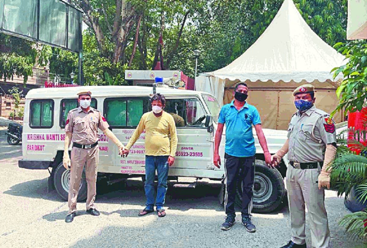 Police arrested the accused who sold in oxygen cylinder black in delhi