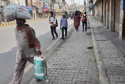 हिसार से घर जाने के लिए निकले प्रवासी मजदूर।