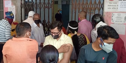 Youth arrived to get Corona vaccine, line at centers, 18 to 44 years old, enthusiastic about vaccine in varanasi