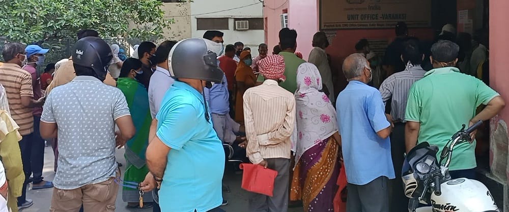 Youth arrived to get Corona vaccine, line at centers, 18 to 44 years old, enthusiastic about vaccine in varanasi