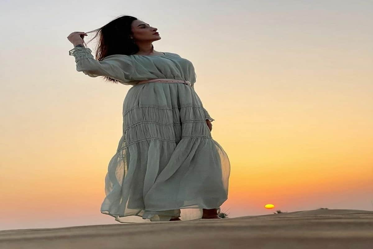 mahira is looking beautiful in new photos in hindi