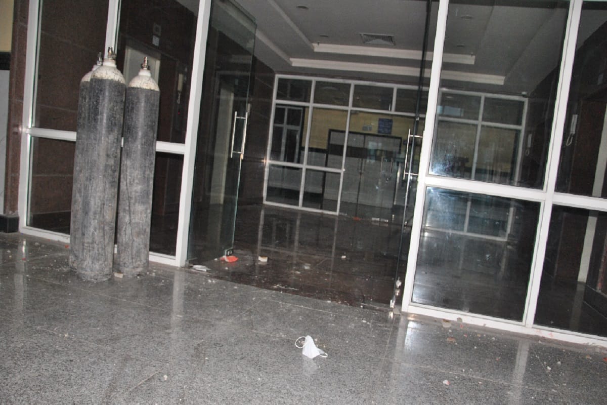 Meerut News: A youth have attacked on compounder in a nursing home in Meerut