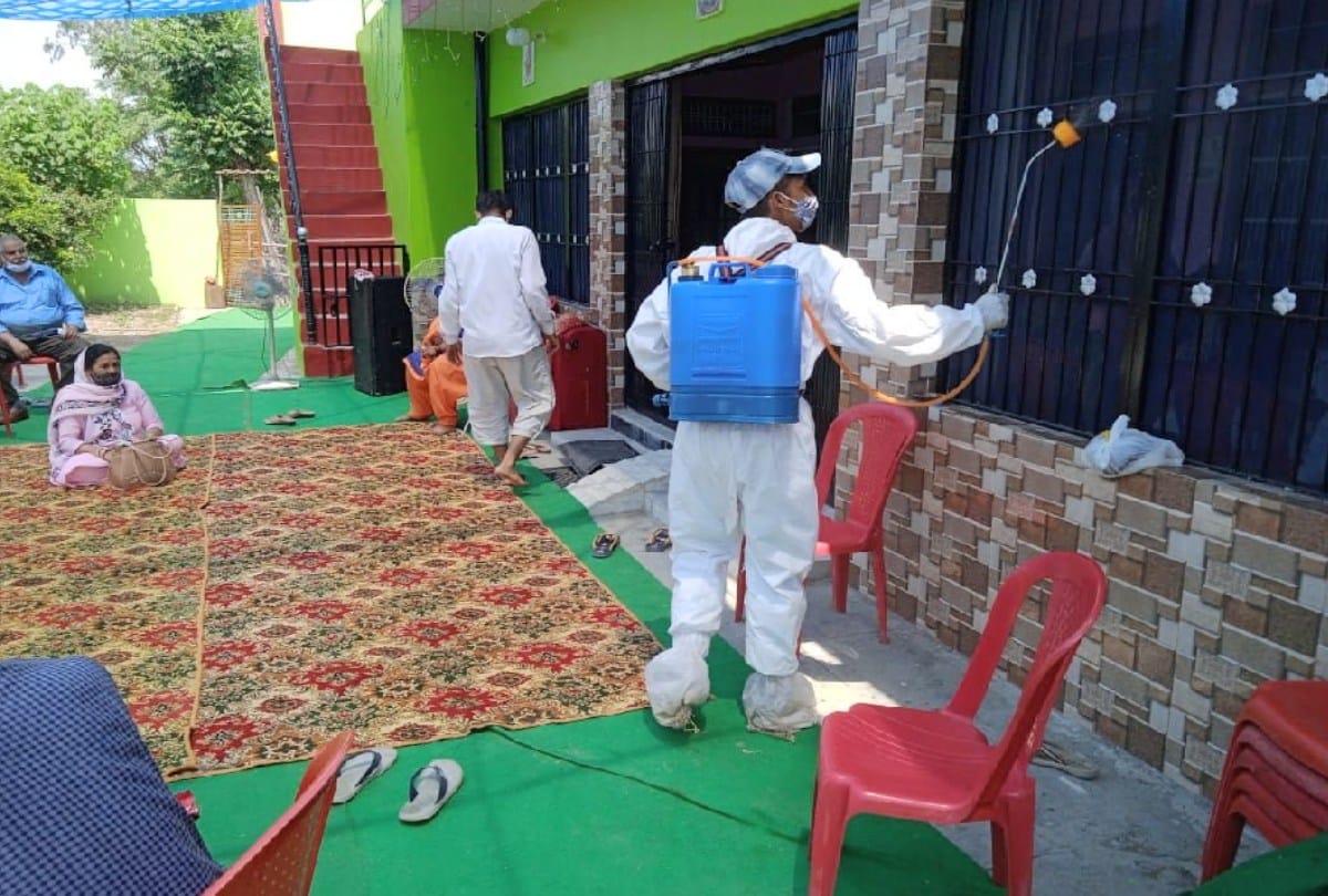 The parakram team is sanitizing the homes, giving medicines to the corona positive