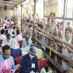 यूपी पंचायत चुनाव रिजल्ट 2021: मतगणना करते कर्मचारी , जाली के बाहर अभिकर्ताओं की भीड़