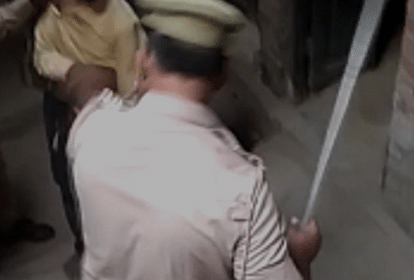 Policeman suspended for beating teenager boys in theft of accusation video viral in chandauli
