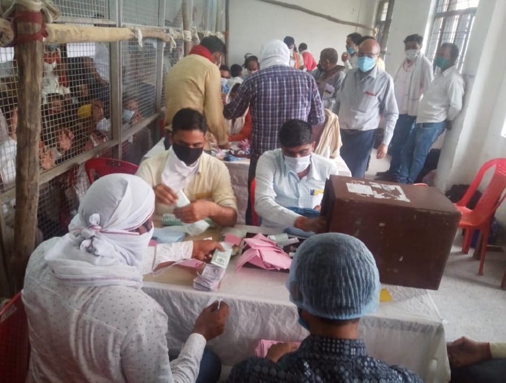 Counting begins, open violation of social distance in Sonbhadra