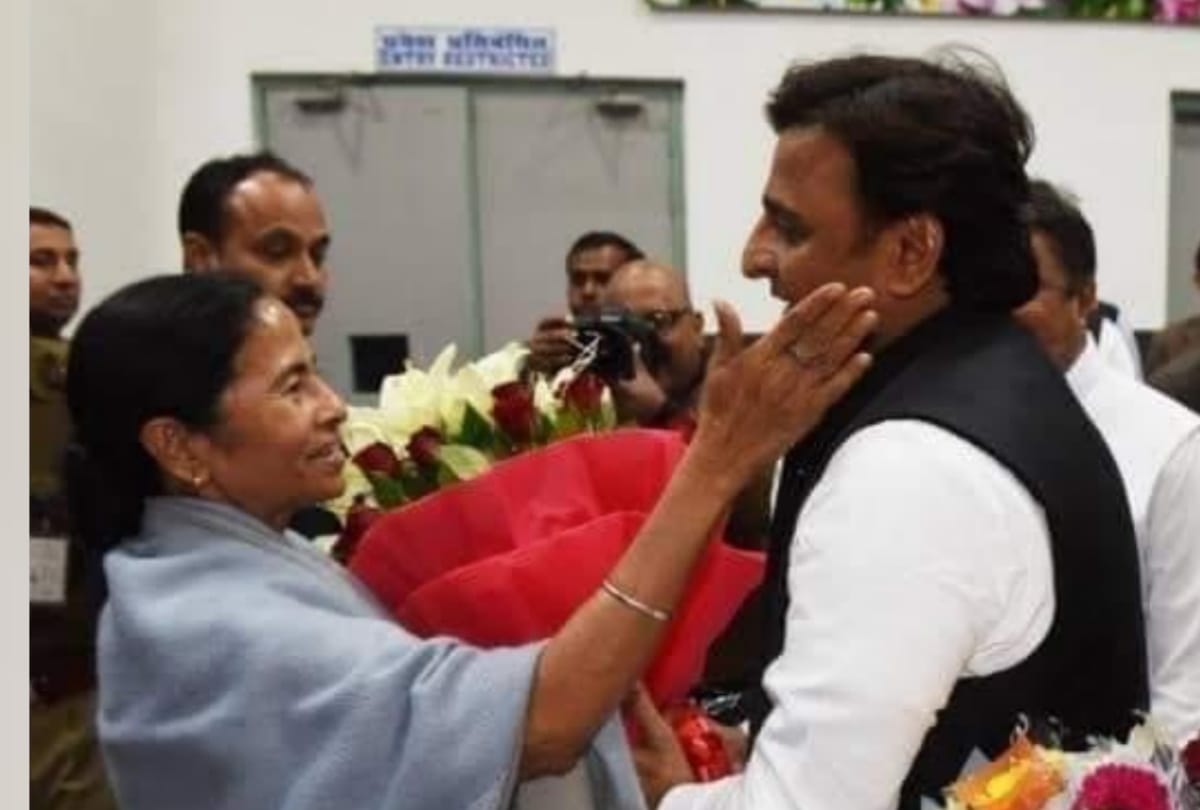 Lucknow: By sending a letter to the Election Commission, Akhilesh Yadav demanded an inquiry into the indecency in Mamta Banerjee's visit.