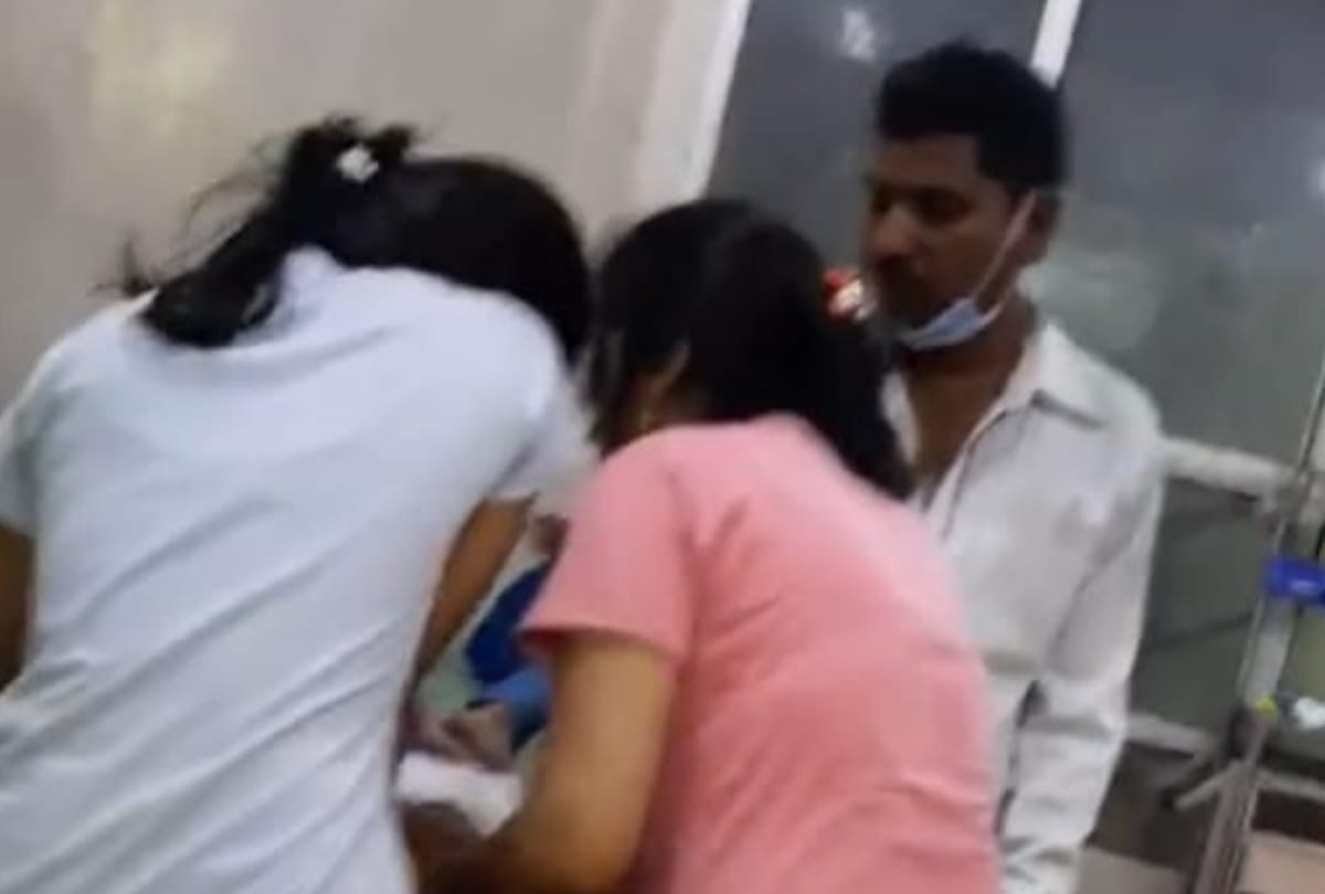Daughters blow air in their mothers mouth to save her life in Bahraich.