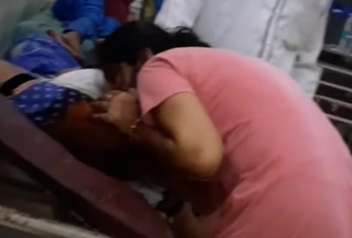 Daughters blow air in their mothers mouth to save her life in Bahraich.