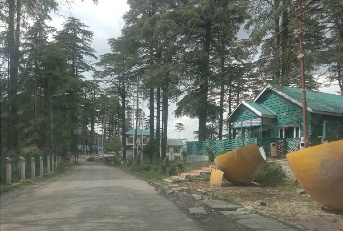 J&K: Tourist places buzzing with tourists on weekends, bookings in hotels full, people forced to spend the night in vehicles