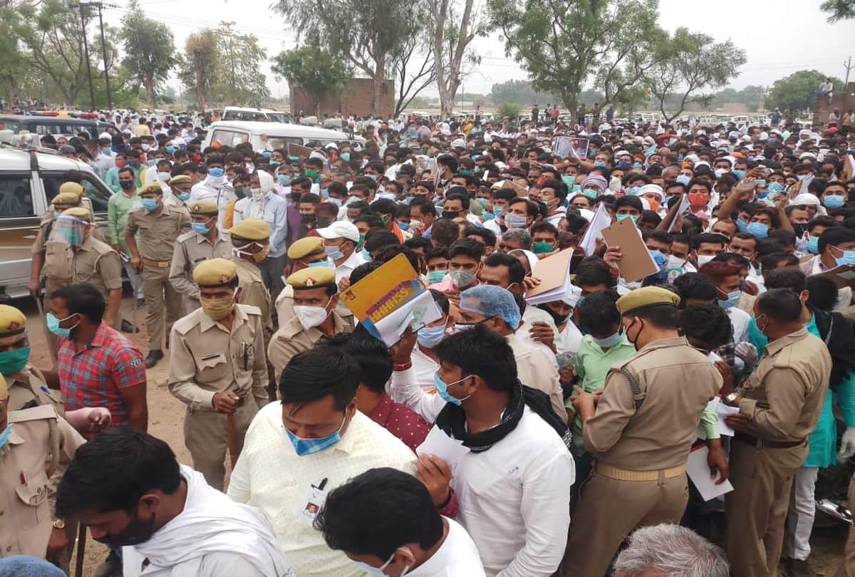 people violating covid guidelines during counting of panchayat election in firozabad