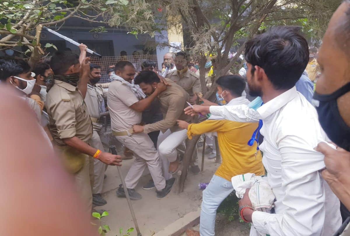 people violating covid guidelines during counting of panchayat election in firozabad