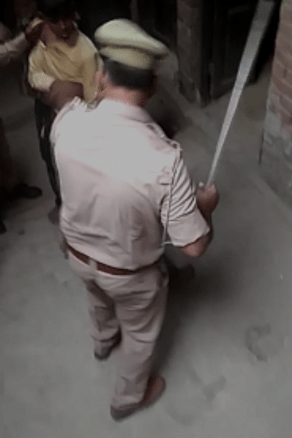 Policeman suspended for beating teenager boys in theft of accusation video viral in chandauli