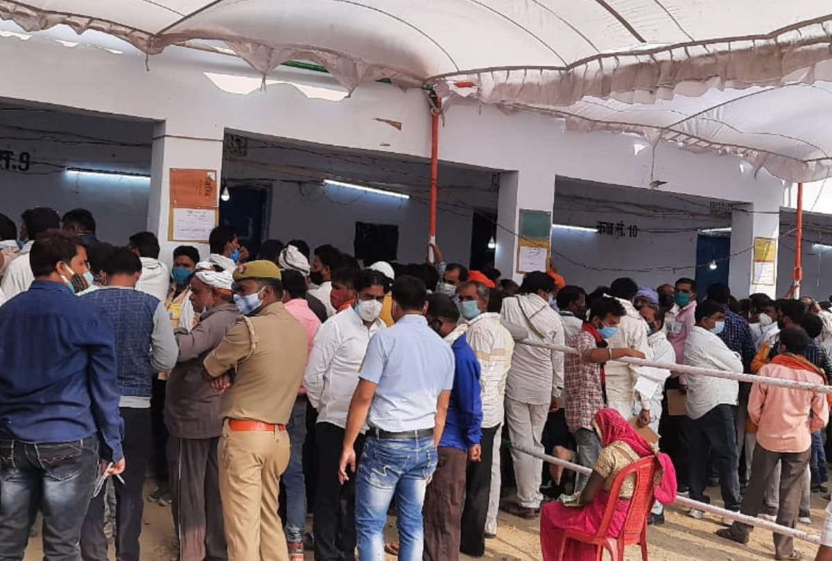 People forgotten Corona in front of election results in Deoria