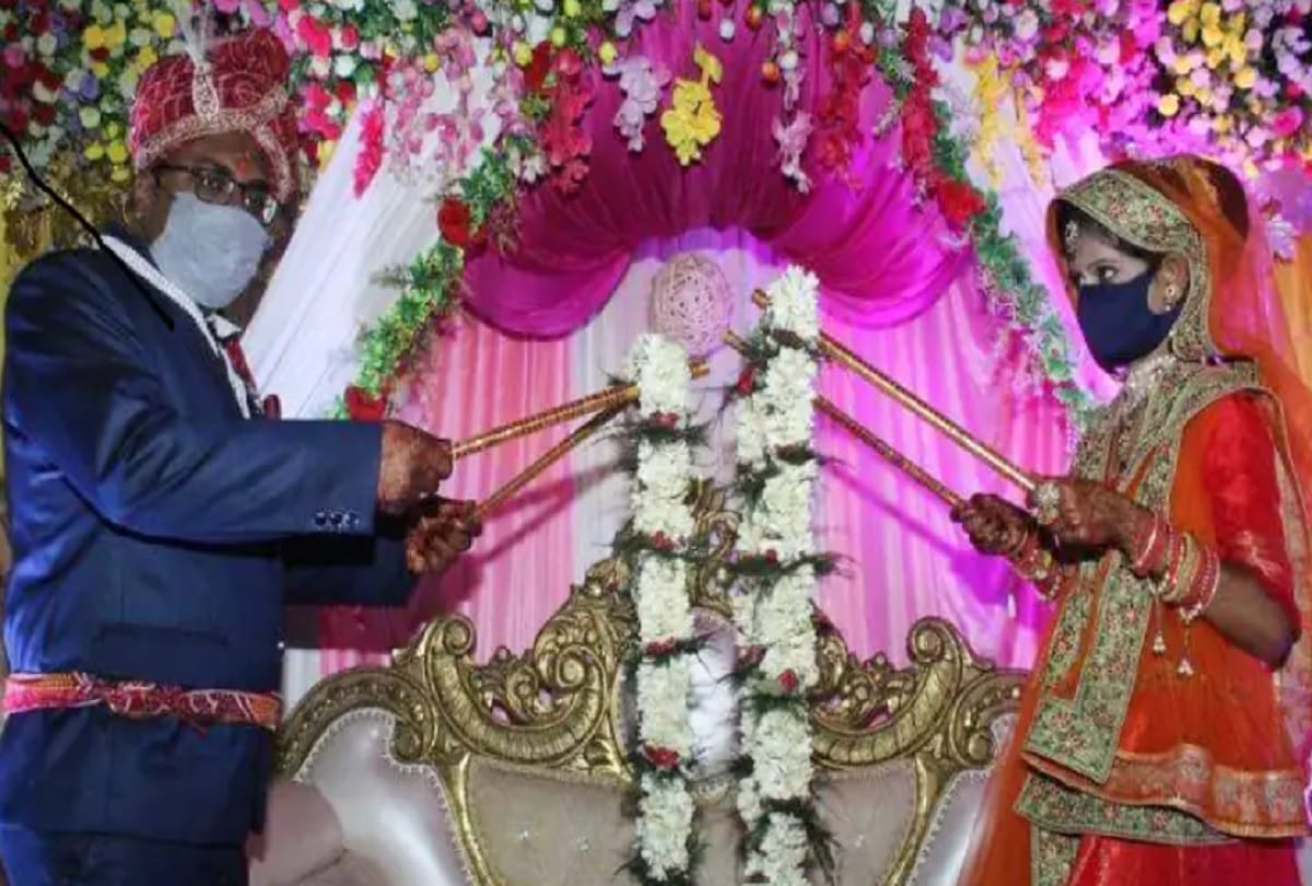 bihar jaymala ceremony completed with the help of stick in begusarai in wake of corona