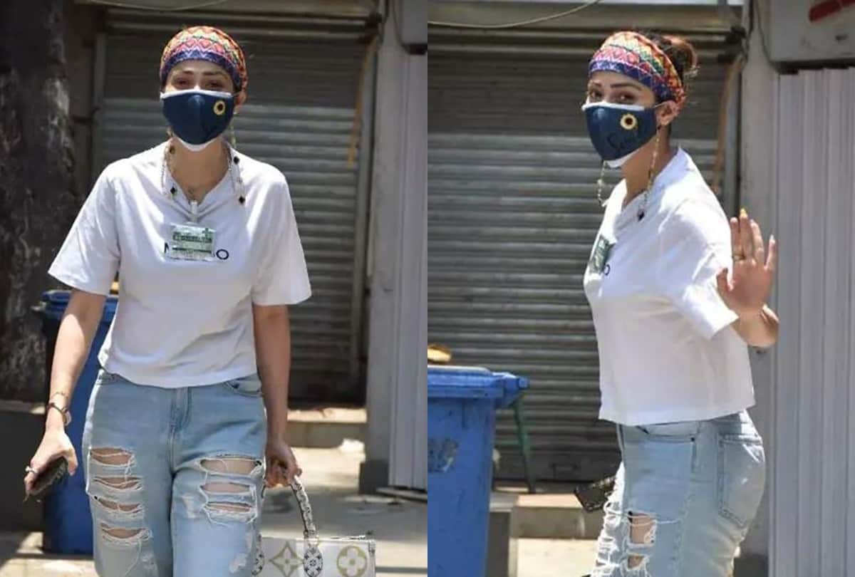 Raai Laxmi spotted in ripped jeans and white tee wearing mask photo goes viral