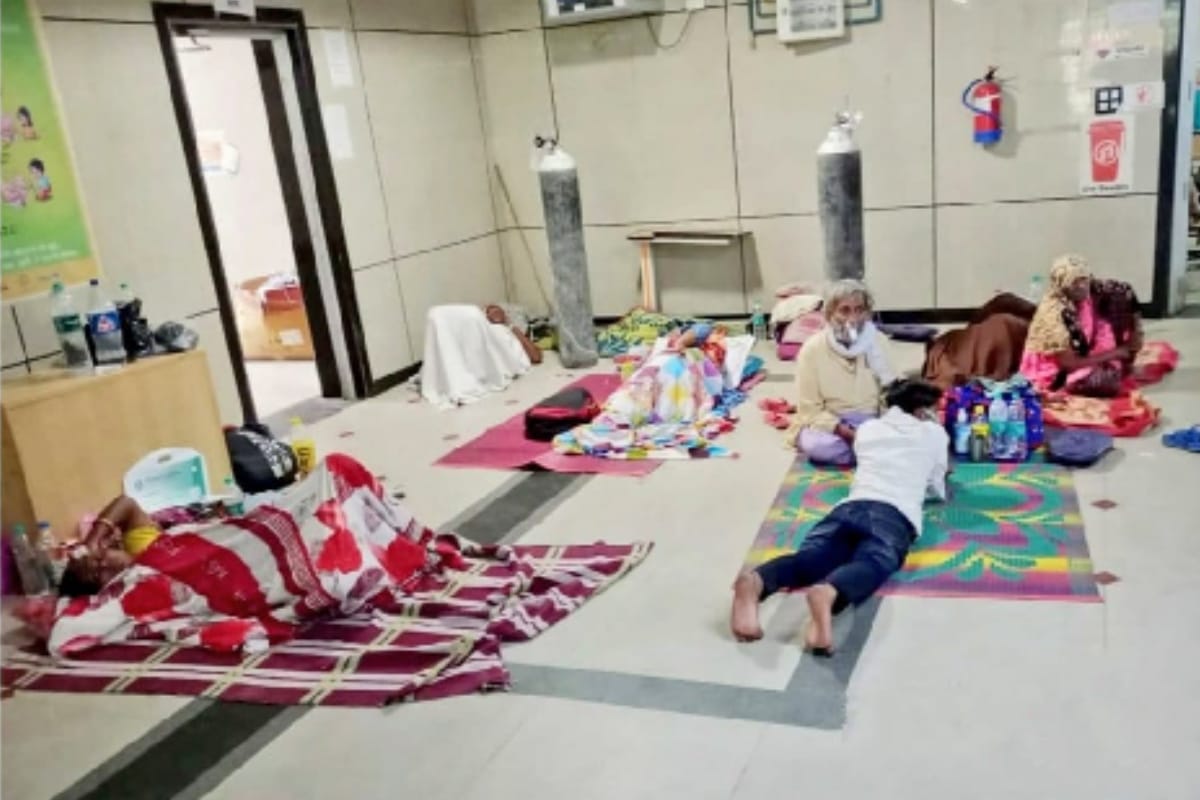 Meerut Medical College: patients suffering on emergency floor and stretcher