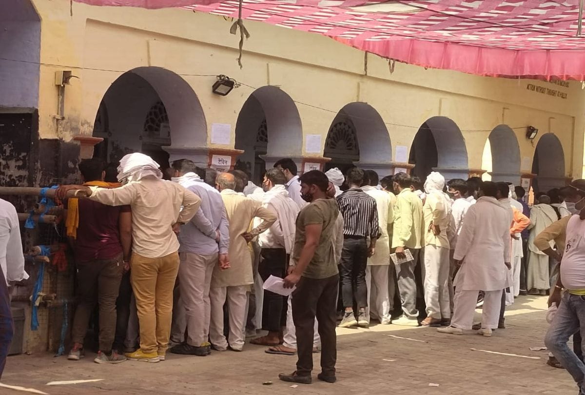 people violating covid guidelines during counting of panchayat election in firozabad