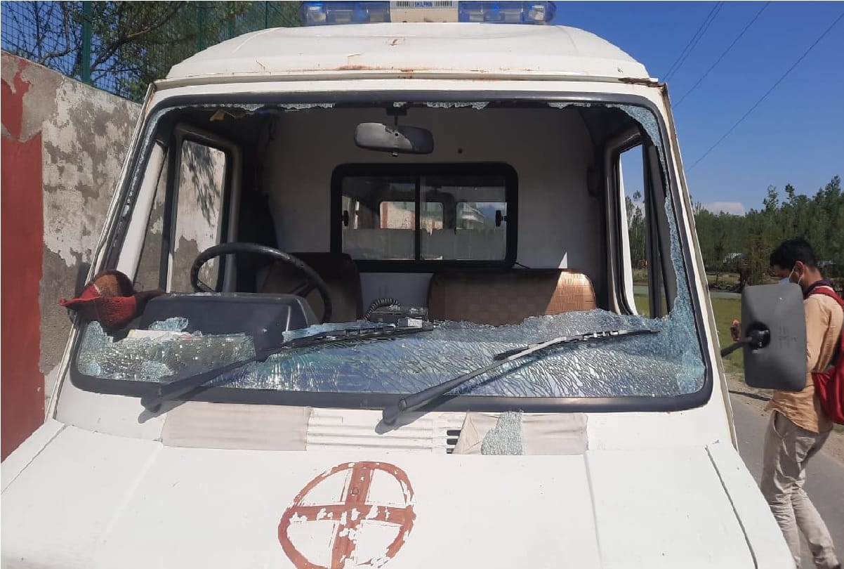 Villagers attacked ambulance driver who arrived with corpse of a corona patient in Handwara in Jammu Kashmir