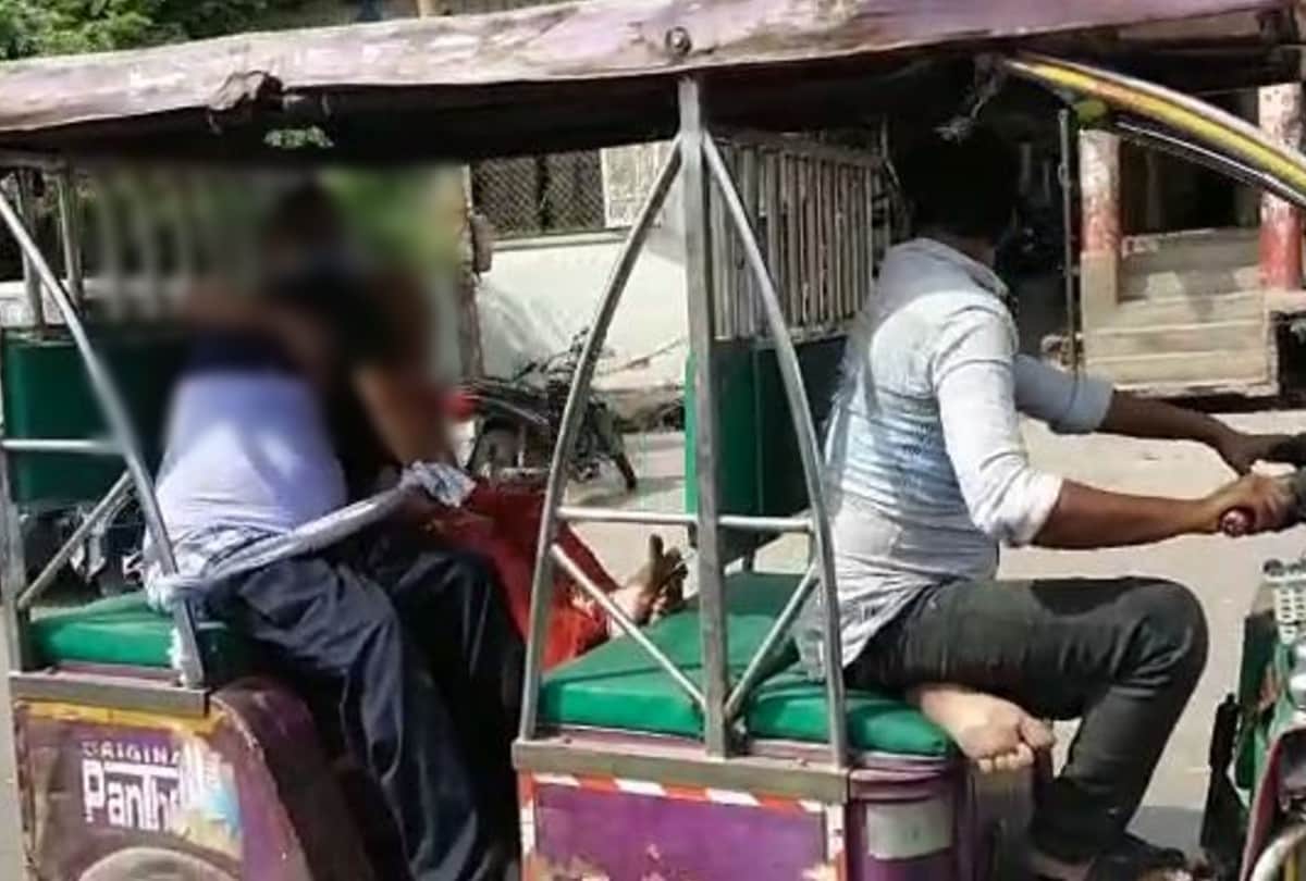 old woman carried dead body of husband on e rickshaw in firozabad