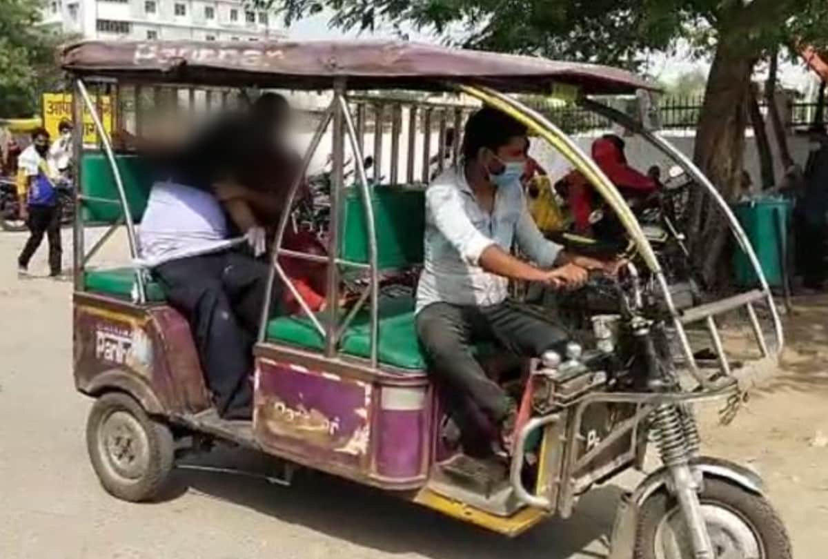 old woman carried dead body of husband on e rickshaw in firozabad