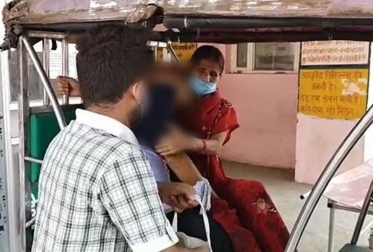 old woman carried dead body of husband on e rickshaw in firozabad