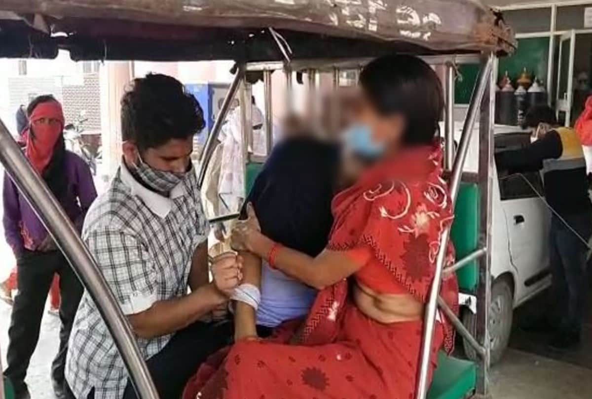 old woman carried dead body of husband on e rickshaw in firozabad