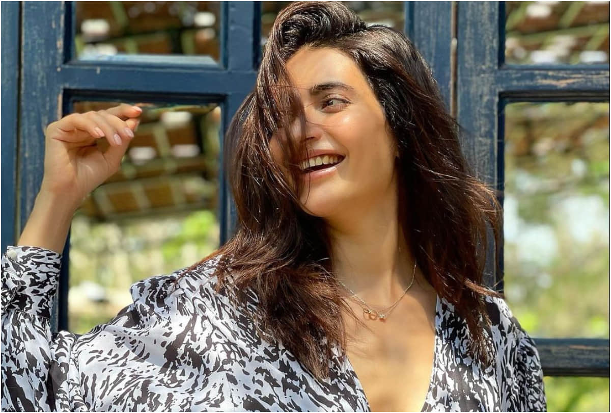 karishma tanna poses in sun kissed photos looking perfect in summer outfit