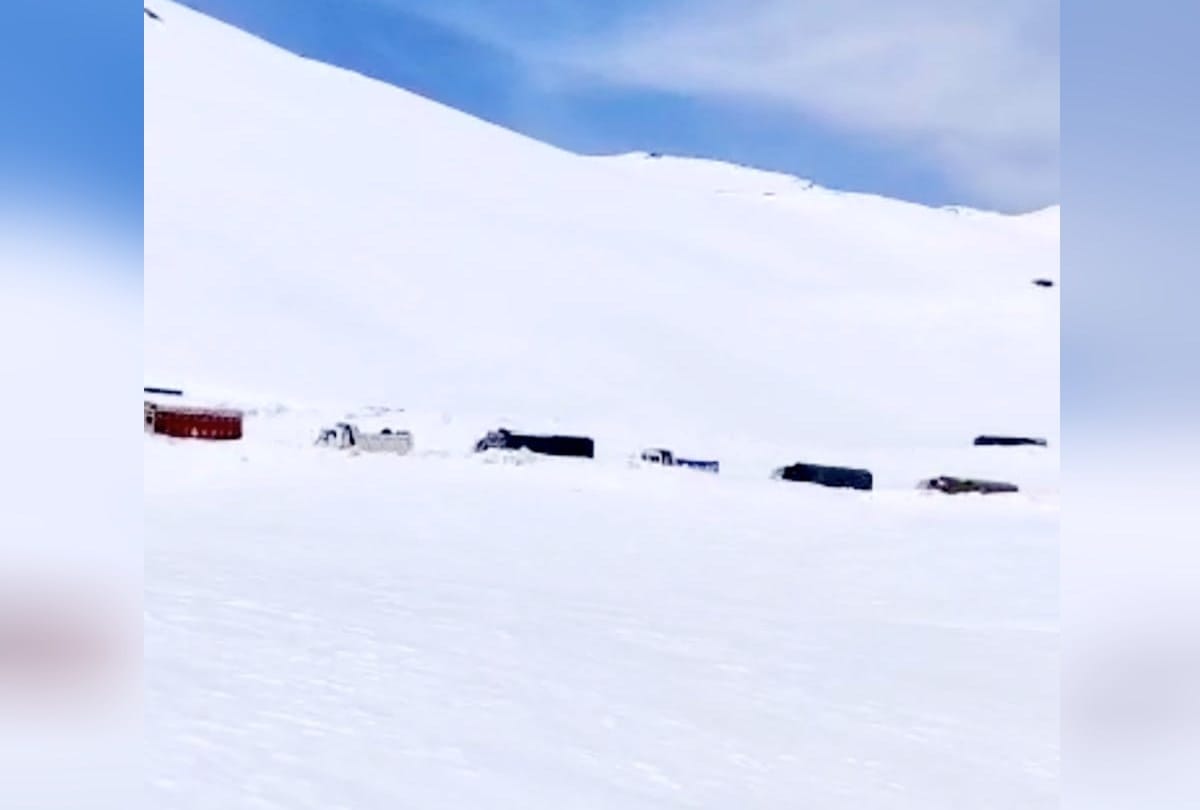 BRO restored  Manali-Leh road in 13 days after cutting six feet high snow walls