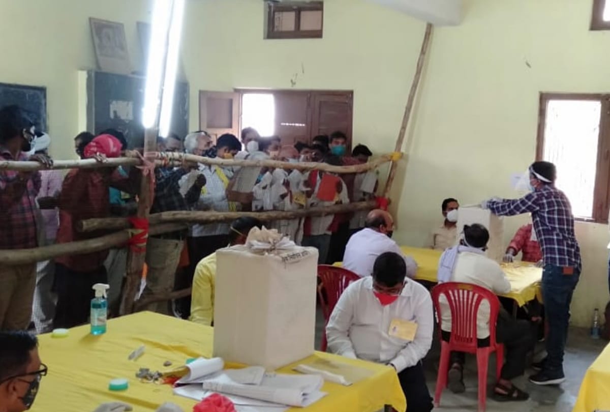 Counting officers are scared of deaths because of corona in Uttar Pradesh.