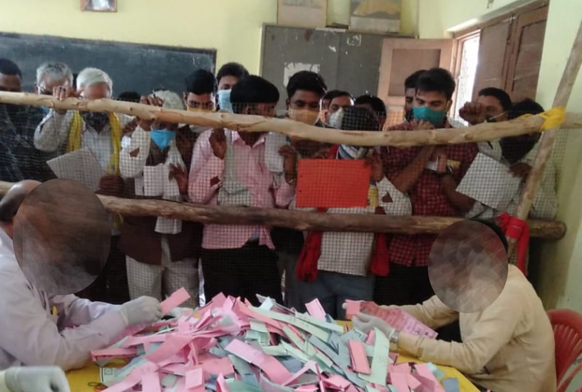 Counting officers are scared of deaths because of corona in Uttar Pradesh.