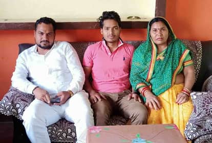बृजकिशोर उर्फ आशू पाल (सफेद शर्ट) मां उमा देवी निर्दलीय प्रत्याशी
