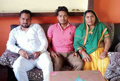 बृजकिशोर उर्फ आशू पाल (सफेद शर्ट) मां उमा देवी निर्दलीय प्रत्याशी