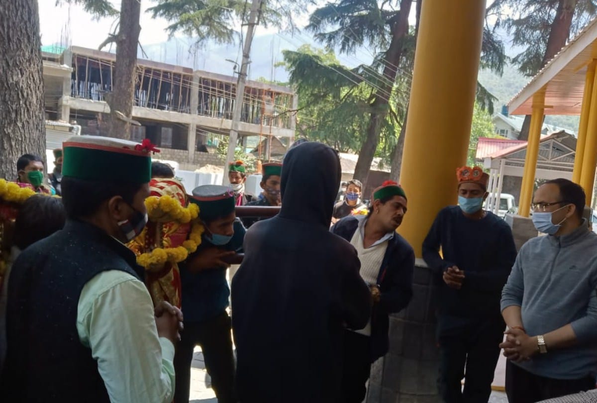 Himachal News: Devta Shail brahma in DC Office Kullu angry over closing temples in himachal pradesh