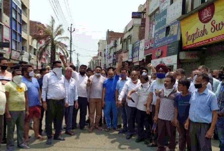 Shopkeepers protest against govt decision to increase restriction regarding covid-19 in Punjab