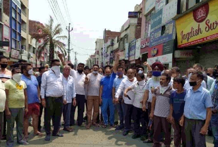 Shopkeepers protest against govt decision to increase restriction regarding covid-19 in Punjab