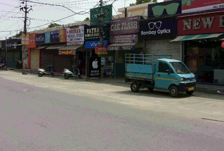 Shopkeepers protest against govt decision to increase restriction regarding covid-19 in Punjab