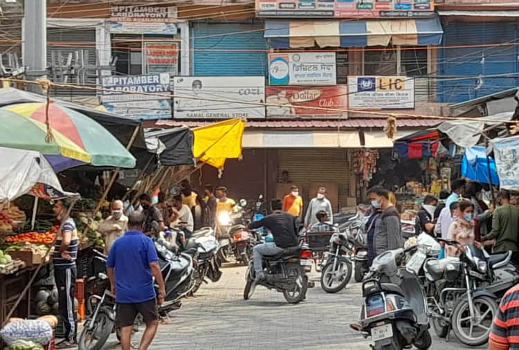 Shopkeepers protest against govt decision to increase restriction regarding covid-19 in Punjab